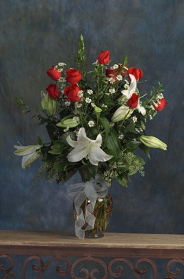 Dozen Red Roses w/ Casablanca Lilies - image DozenRoseswithCasablanca on https://www.riveroaksplanthouse.com