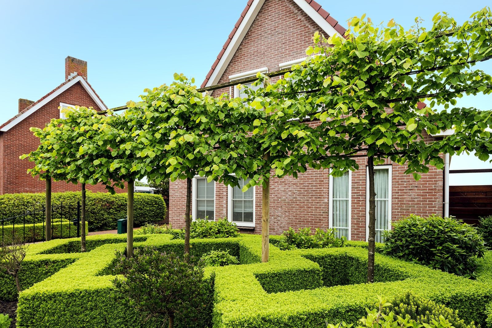 A Small Yard or Lawn Can Look Bigger with Effective Landscaping Ideas
