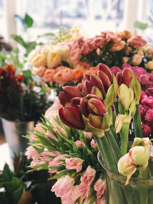 How to Plan a Wedding—From Choosing the Best Wedding Flowers to Flower Delivery In Houston - image calla-lilies on https://www.riveroaksplanthouse.com