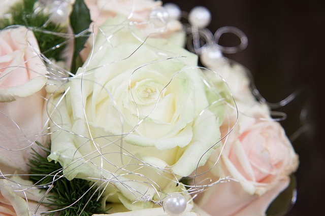 Wedding Florists Make the Most Stunning Fresh Flower Bridal Bouquets