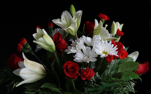 Helpful Tips on How to Send Flowers to a Girl and Get Good Response - image fresh-red-and-white-flowers on https://www.riveroaksplanthouse.com